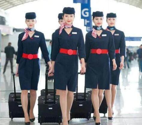 空姐上下飛機(jī)為什么要拉著箱子？廊坊空乘學(xué)校為你解答