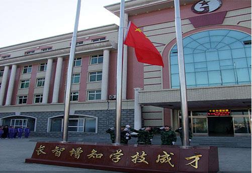 保定新興工業(yè)技工學校是全日制學校嗎？學校提供住宿嗎？